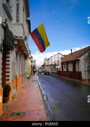 Strada de la Candelaria a Bogotà con bandiera colombiana, Colombia Foto Stock