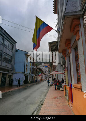 Strada de la Candelaria a Bogotà con bandiera colombiana, Colombia Foto Stock