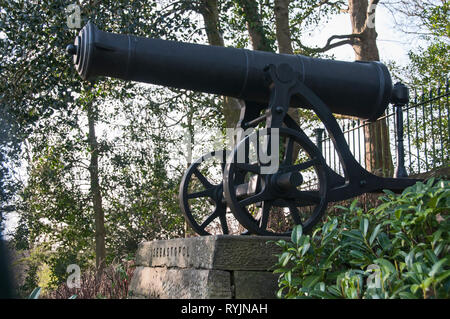 Intorno al Regno Unito - Le repliche di due cannoni da guerra di Crimea stand orgoglioso di una parte superiore di una serie di passi nel parco Avenham. Foto Stock