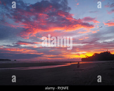 Tramonto sulla spiaggia di Juanchaco, Colombia Foto Stock