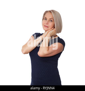 Donna felice emotivamente in posa di un studio. Donna di mezza età su sfondo bianco Foto Stock