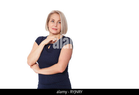Donna felice emotivamente in posa di un studio. Donna di mezza età su sfondo bianco Foto Stock