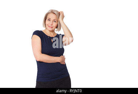 Donna felice emotivamente in posa di un studio. Donna di mezza età su sfondo bianco Foto Stock