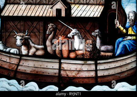 Saint Etienne du Mont chiesa. Finestra di vetro colorato. L'arca di Noè con animali. Parigi. La Francia. Foto Stock