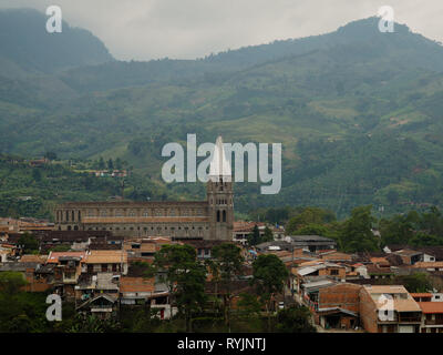 Si affaccia la chiesa e il borgo di Jardin, Colombia Foto Stock