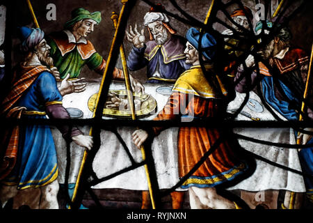 Saint Etienne du Mont chiesa. Finestra di vetro colorato. La Pasqua ebraica con gli ebrei in piedi intorno a un tavolo con l'agnello pasquale. Parigi. Francia Foto Stock