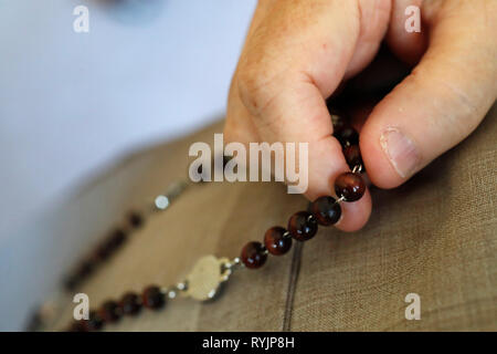 La Visitazione monastero. Visitandine nun pregando il rosario. La vita monastica. Marclaz. La Francia. Foto Stock