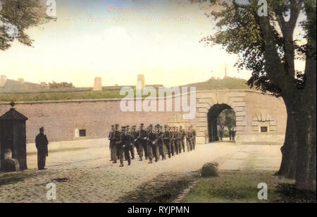 Cambio della Guardia, le strutture militari, marciando, esercito austro-ungarico, cancello principale piccola fortezza (Terezín), 1910, Ústí nad Labem Regione, Theresienstadt, Kleine Festung mit abmarschierender Wache, Repubblica Ceca Foto Stock