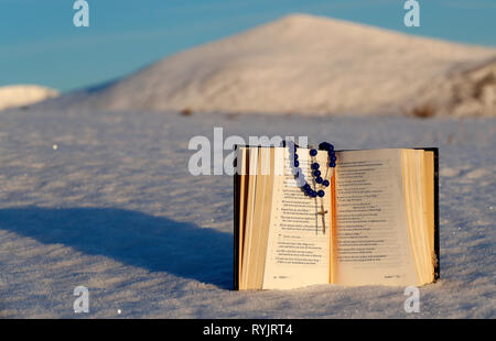 Libro di preghiera comune e di Rosario sulla neve. La Norvegia. Foto Stock