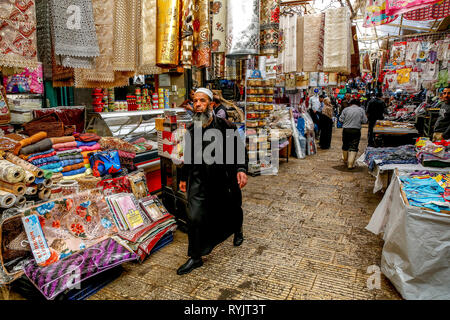 Salafi musulmano a Nablus soukh (mercato centrale), West Bank, Palestina. Foto Stock