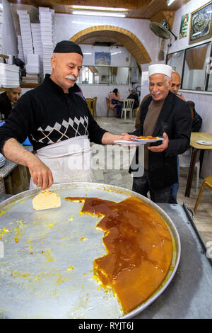 Il più famoso knaffieh (formaggio palestinese pasticceria) shop a Nablus, West Bank, Palestina. Foto Stock