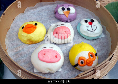 Chinatown street food. Cinese focacce cotte al vapore ( Baozi o Bao ). Singapore. Foto Stock