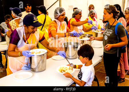 Libera distribuzione dei pasti a Janmashtami festival indù, Watford, Regno Unito Foto Stock