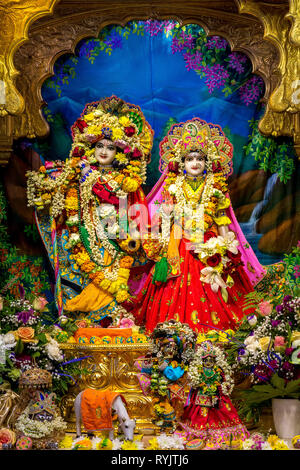 Murthis (statue di divinità) nel tempio di Bhaktivedanta manor durante Janmashtami festival indù, Watford, Regno Unito Foto Stock