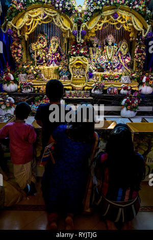 Il Darshan nel tempio di Bhaktivedanta manor durante Janmashtami festival indù, Watford, Regno Unito Foto Stock