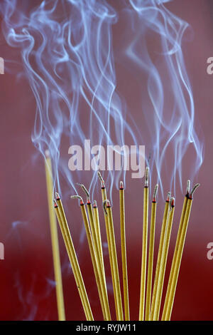 Bastoncini di incenso su joss stick pot di fuoco e fumo utilizzare per pagare rispetto al Buddha. Vung Tau. Il Vietnam. Foto Stock