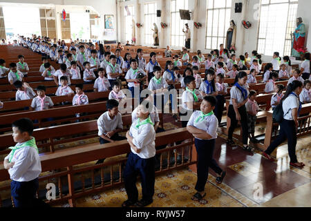 Bambini cristiani alla domenica mattina catholic mass. Chau Doc chiesa. Il Vietnam. Foto Stock