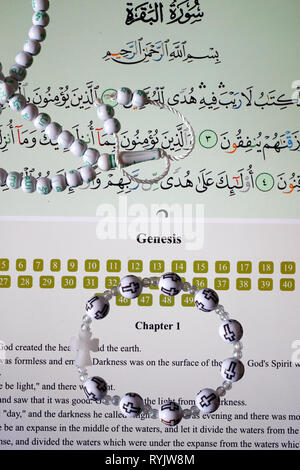 Kuran digitale e la Bibbia su un tablet. I grani di preghiera. Foto Stock