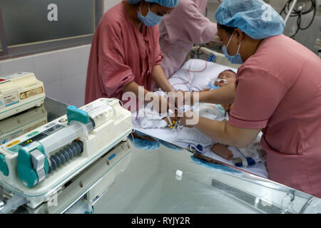 Duc Tam Cardiologia Ospedale. Reparto pediatrico. Unità di cura intensiva. Ho Chi Minh City. Il Vietnam. Foto Stock