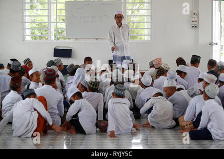 Jamiul Azhar moschea. Bambini musulmani studiare il Corano a scuola di madrassa. Chau Doc. Il Vietnam. Foto Stock