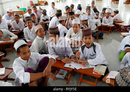 Jamiul Azhar moschea. Bambini musulmani studiare il Corano a scuola di madrassa. Chau Doc. Il Vietnam. Foto Stock