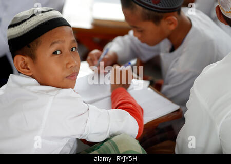 Jamiul Azhar moschea. Bambini musulmani studiare il Corano a scuola di madrassa. Chau Doc. Il Vietnam. Foto Stock