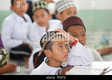 Jamiul Azhar moschea. Bambini musulmani studiare il Corano a scuola di madrassa. Chau Doc. Il Vietnam. Foto Stock