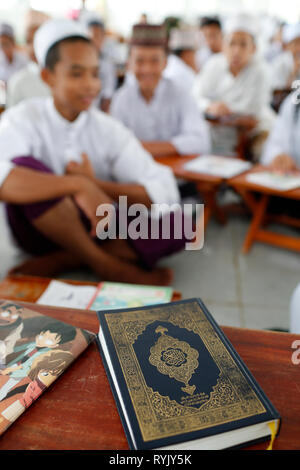 Jamiul Azhar moschea. Bambini musulmani studiare il Corano a scuola di madrassa. Chau Doc. Il Vietnam. Foto Stock