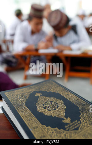 Jamiul Azhar moschea. Bambini musulmani studiare il Corano a scuola di madrassa. Chau Doc. Il Vietnam. Foto Stock