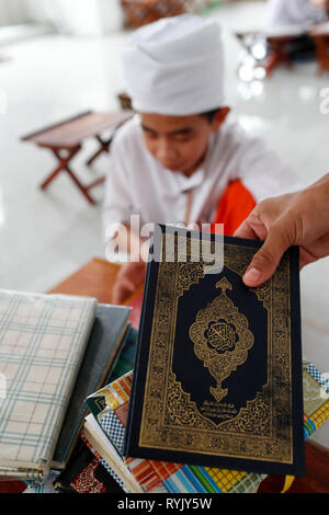 Jamiul Azhar moschea. Bambini musulmani studiare il Corano a scuola di madrassa. Chau Doc. Il Vietnam. Foto Stock