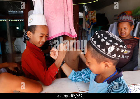 Jamiul Azhar moschea. Bambini musulmani presso una scuola di madrassa. Chau Doc. Il Vietnam. Foto Stock