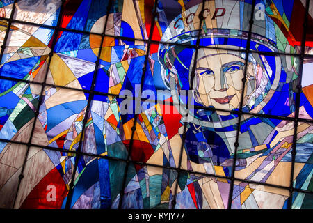 Vetro colorato nella hall di Yaroslavl Planetarium e il centro culturale ed educativo Valentina Tereshkova nella città di Yaroslavl, Rus Foto Stock