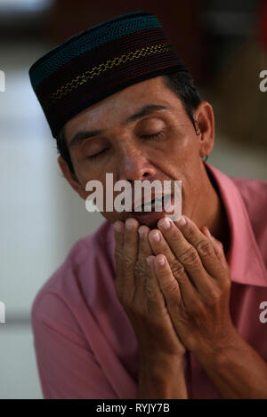 Masjid Nia'mah moschea. Uomo musulmano di pregare. Chau Doc. Il Vietnam. Foto Stock