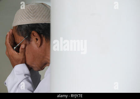 Masjid Nia'mah moschea. Uomo musulmano di pregare. Chau Doc. Il Vietnam. Foto Stock