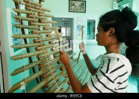 Centro per i bambini ciechi gestito da bambini azione. Le giovani ragazze la riproduzione di musica. Ho Chi Minh city. Il Vietnam. Foto Stock