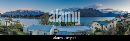 Vista panoramica del Remarkables, sul lago Wakatipu e Queenstown, Isola del Sud, Nuova Zelanda Foto Stock