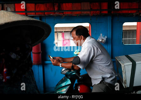 Traghetto sul fiume Mekong, Chau Doc. Il Vietnam. Foto Stock