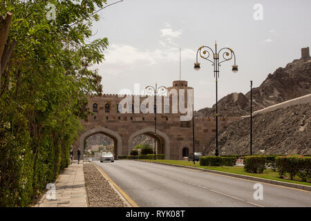 Moscato Museo di gate, Moscato, il sultanato di Oman. Restaurato antico Bab (gate) proteggere l'ingresso nella vecchia Muscat (Mutrah) Foto Stock