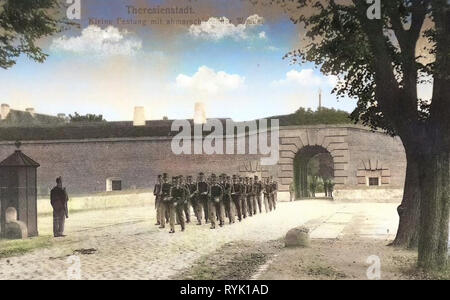 Cambio della Guardia, fortezze nella Repubblica ceca, le strutture militari, marciando, edifici a Terezín, cancello principale piccola fortezza (Terezín), 1913, Ústí nad Labem Regione, Theresienstadt, Kleine Festung mit abmarschierender Wache Foto Stock