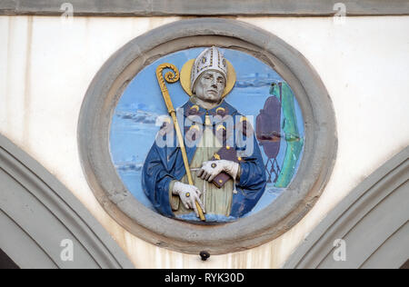 San Bonaventura, vetrato tondo in terracotta di Andrea della Robbia, situata tra due archi del vecchio Ospedale di San Paolo, a Firenze, Italia Foto Stock