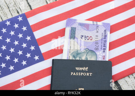 Vista dettagliata del passaporto indiano con valuta in USA o in America la bandiera come sfondo Foto Stock