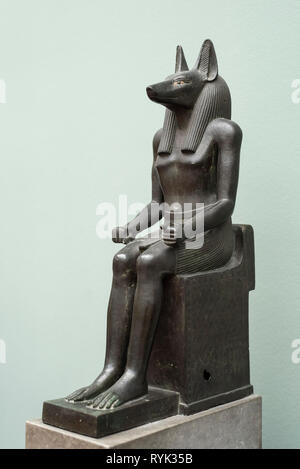 Copenhagen. La Danimarca. Statua di Egiziani Jackal -intitolata dio Anubis, 664-525 A.C. (probabilmente xxvi dinastia). Ny Carlsberg Glyptotek. Findspot sconosciuto. Foto Stock