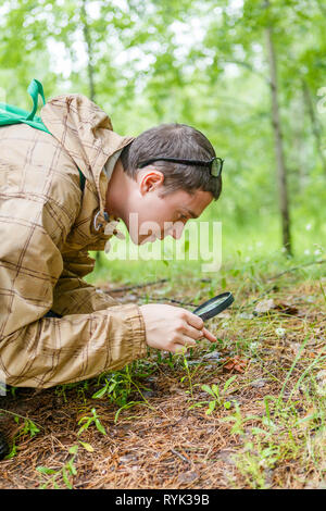 Immagine dell uomo con lente di ingrandimento Foto Stock