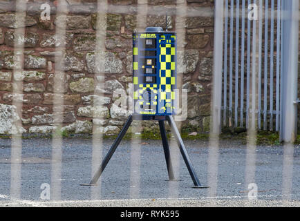 Perimetro di un sistema di rivelazione di intrusi (PID) con mobile CCTV torre installata dalla polizia a guardia del vecchio edificio di chirurgia in Gorbals, Scotland, Regno Unito Foto Stock