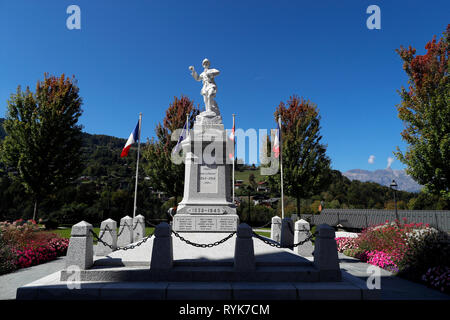 La guerra mondiale I e II statua Memoriale di guerra mondiale I e II Memorial statua a Saint Gervais les Bains nelle Alpi francesi. La Francia. Foto Stock