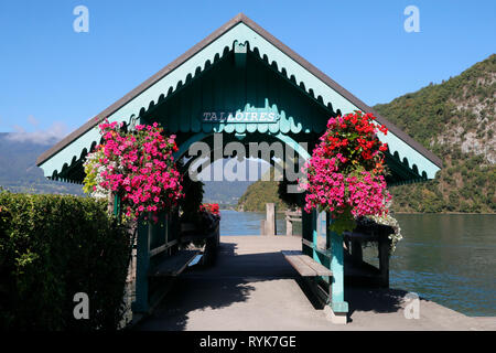 Il lago di Annecy (Lac d'Annecy) in Alta Savoia: il terzo lago più grande della Francia e noto come EuropeÕs lago più pulito. Talloires. La Francia. Foto Stock