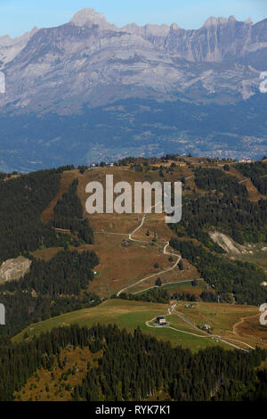 Il paesaggio delle Alpi Francesi in estate. Aravis e Fiz montagne. La Francia. Foto Stock