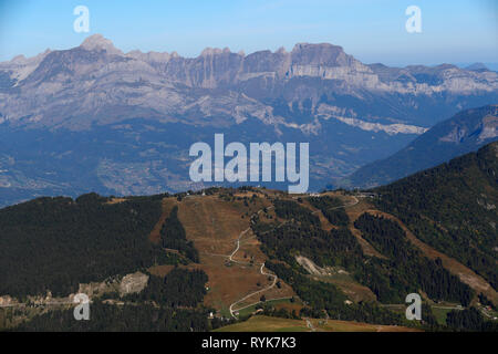 Il paesaggio delle Alpi Francesi in estate. Aravis e Fiz montagne. La Francia. Foto Stock