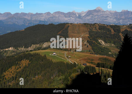 Il paesaggio delle Alpi Francesi in estate. Aravis e montagne Prarion. La Francia. Foto Stock