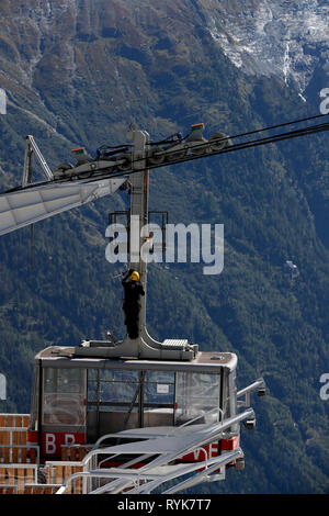 Mecanic review sul Brevent funivia. Valle di Chamonix, sulle alpi francesi. La Francia. Foto Stock